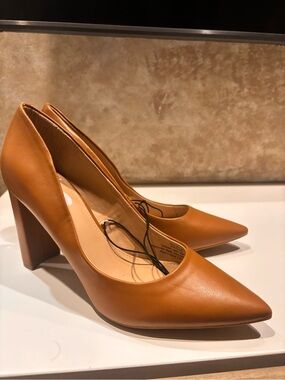 Camel brown pointed-toe block heels with gold detail